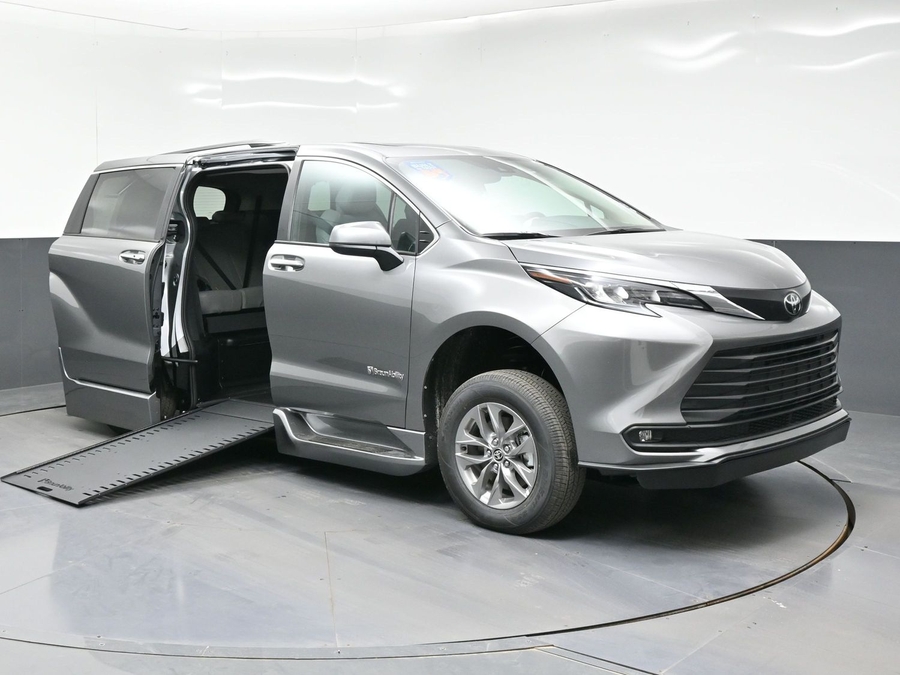 2026 Toyota Sienna XLE 7-Passenger Hybrid FWD's photo