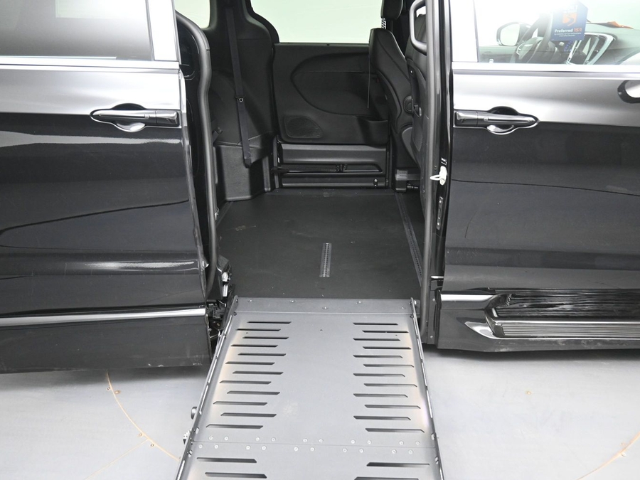 Black Chrysler Pacifica image number 10