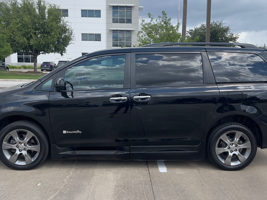 Used 2015 Toyota Sienna SE - BraunAbility Side Entry Entry In Floor Automatic Ramp