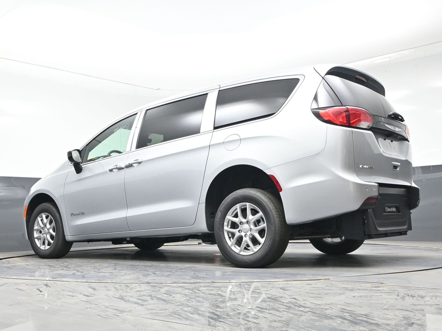 Silver Chrysler Voyager image number 19