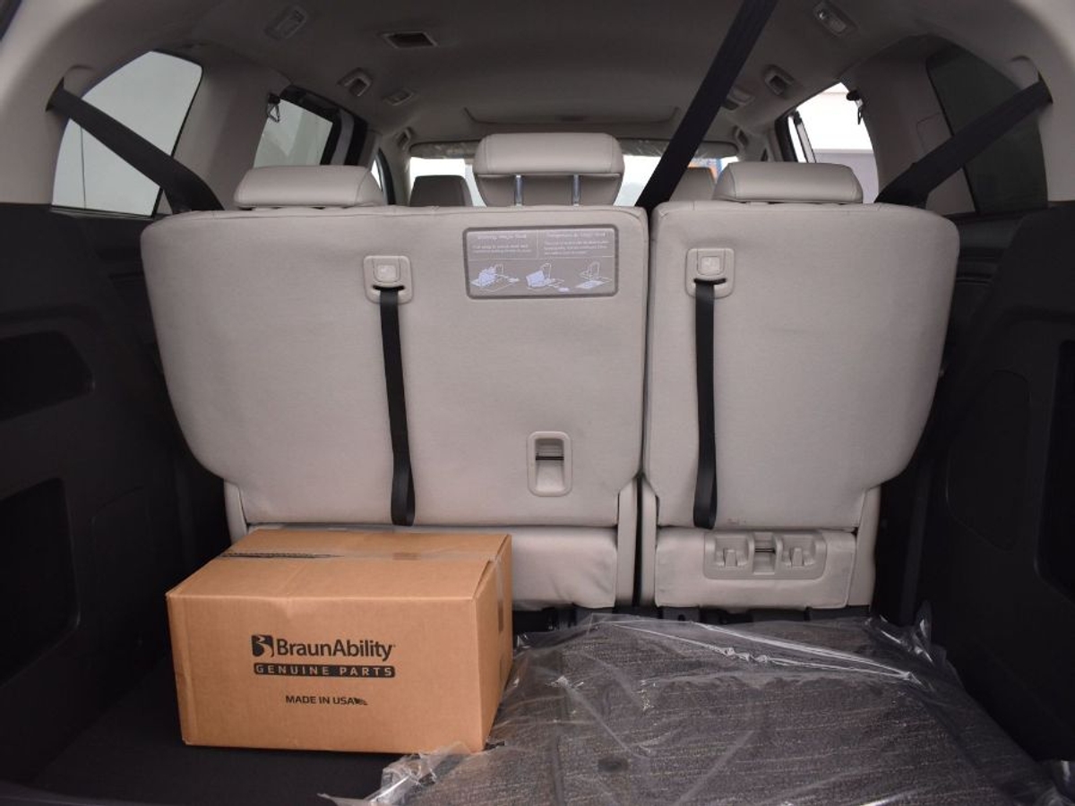 White Honda Odyssey image number 13