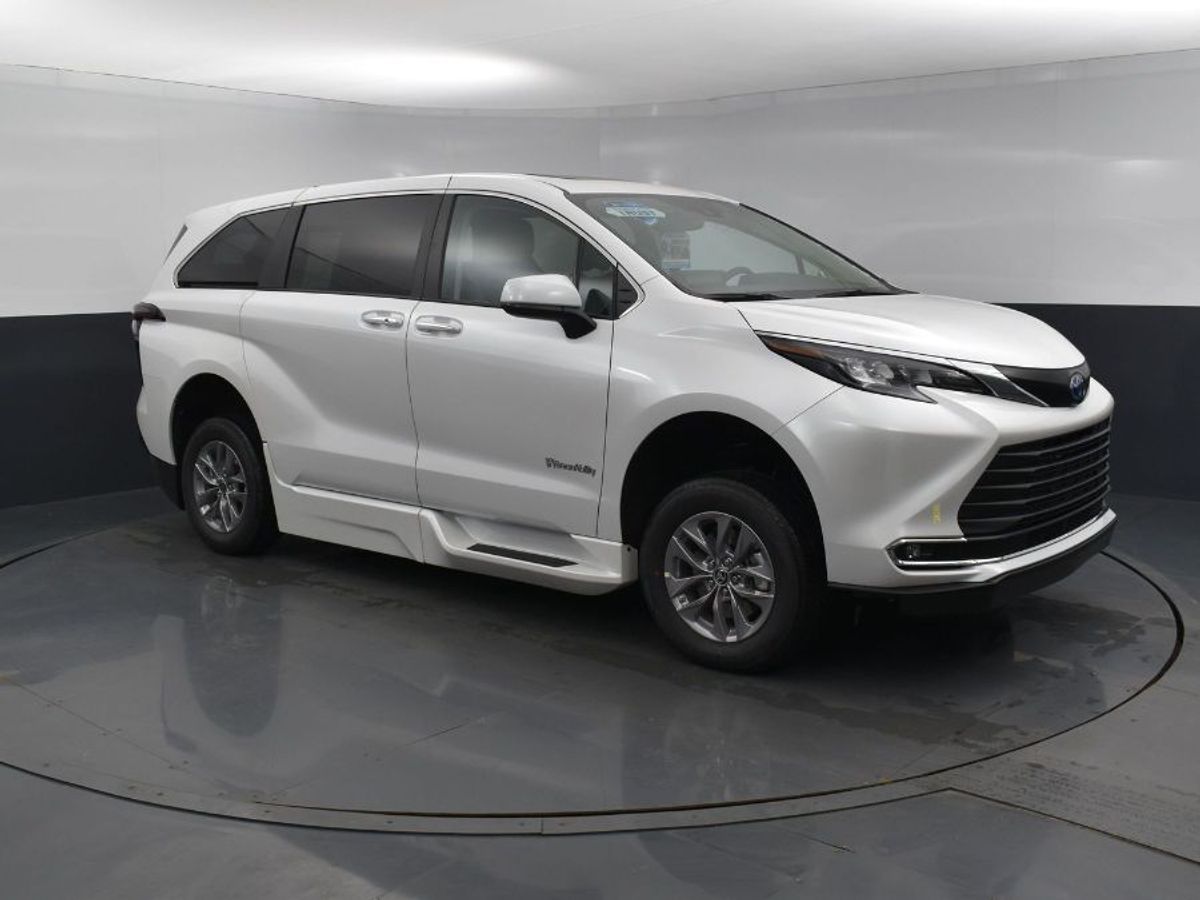 White Toyota Sienna image number 8