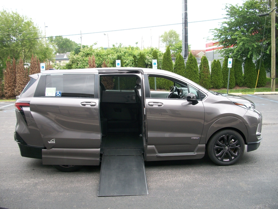 Grey Toyota Sienna image number 2