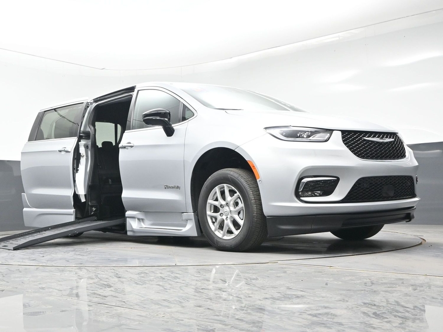 New 2026 Chrysler Pacifica Select Safety - BraunAbility Side Entry Fold Out Automatic Ramp