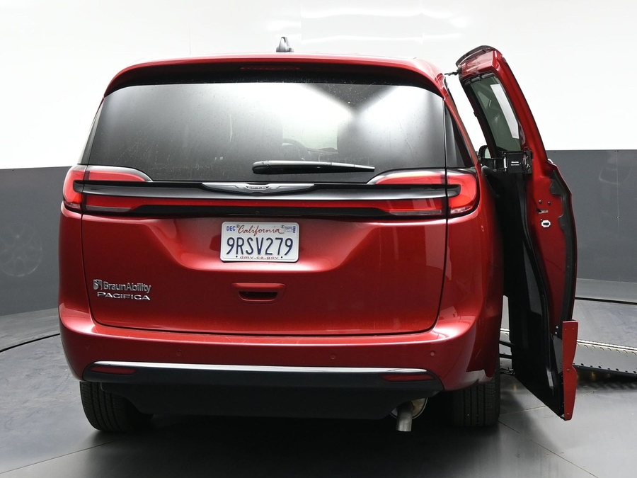 Used 2025 Chrysler Pacifica Select - BraunAbility Side Entry In Floor Automatic Ramp
