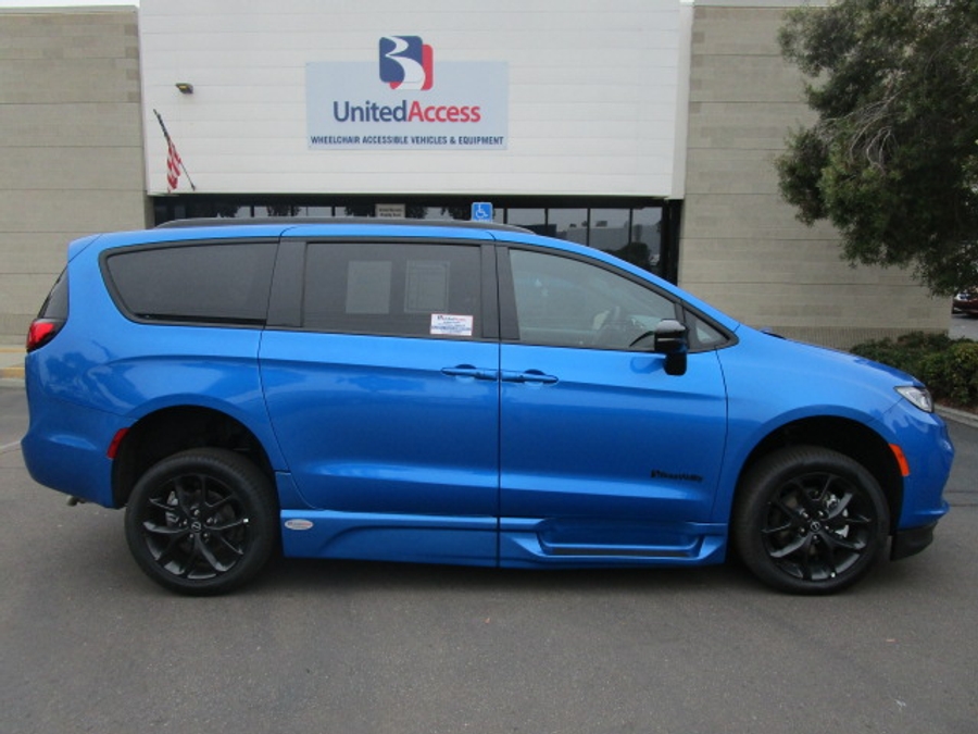 New 2026 Chrysler Pacifica Select Sport - BraunAbility Side Entry Fold Out Automatic Ramp