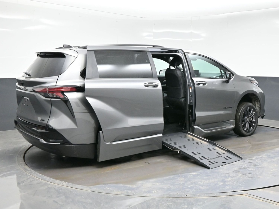 New 2026 Toyota Sienna Hybrid XSE Sport - BraunAbility Side Entry Entry Fold Out Automatic Ramp