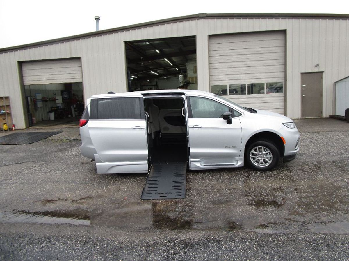 Silver Chrysler Pacifica image number 13