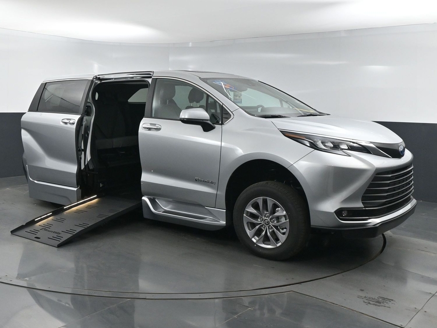 New 2025 Toyota Sienna Hybrid XLE Base - BraunAbility Side Entry Entry Fold Out Automatic Ramp