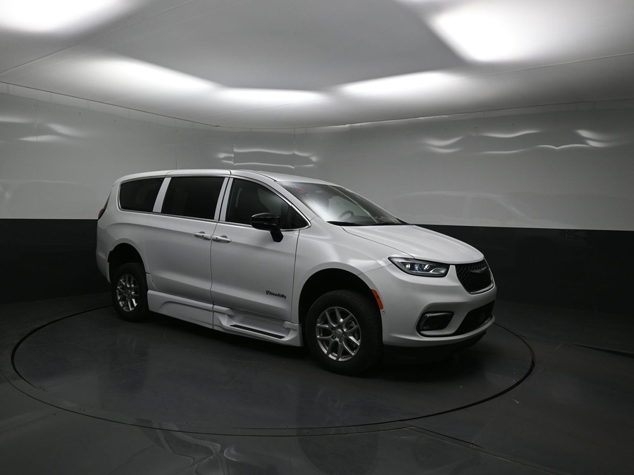 White Chrysler Pacifica image number 14