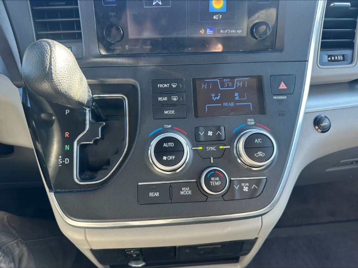 Silver Toyota Sienna image number 16