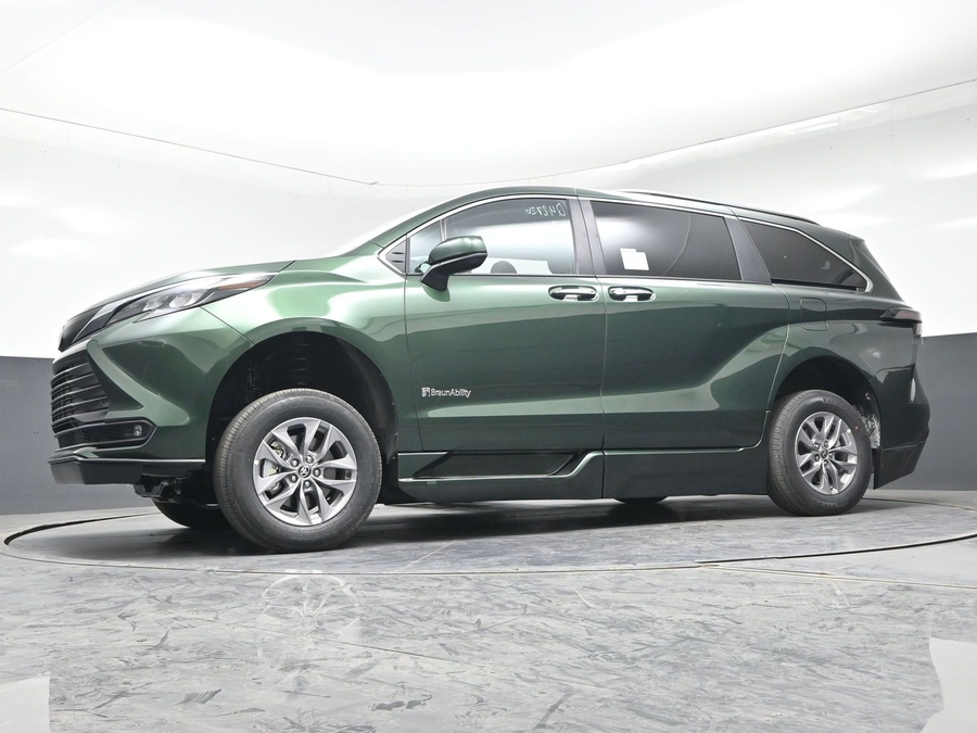 New 2026 Toyota Sienna Hybrid XLE Base - BraunAbility Side Entry Fold Out Automatic Ramp