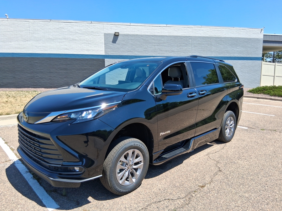 Black Toyota Sienna image number 18