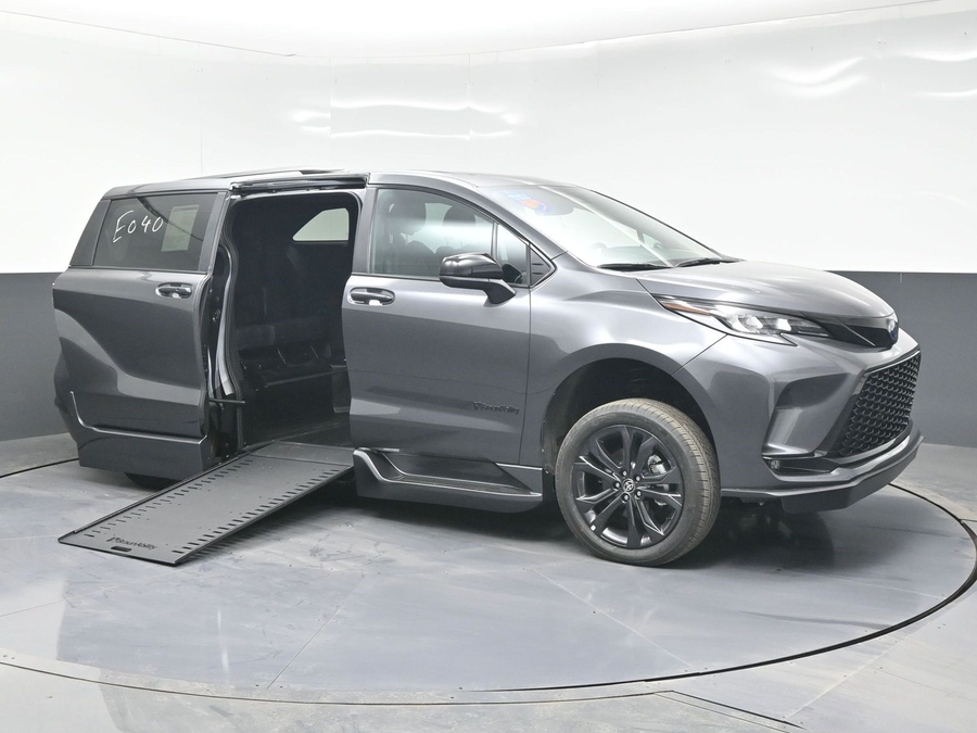 2025 Toyota Sienna XSE's photo