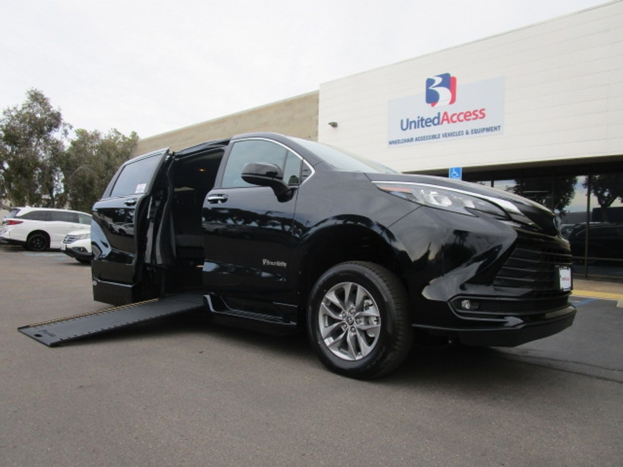 New 2025 Toyota Sienna Hybrid XLE Plus - BraunAbility Side Entry Entry In Floor Automatic Ramp