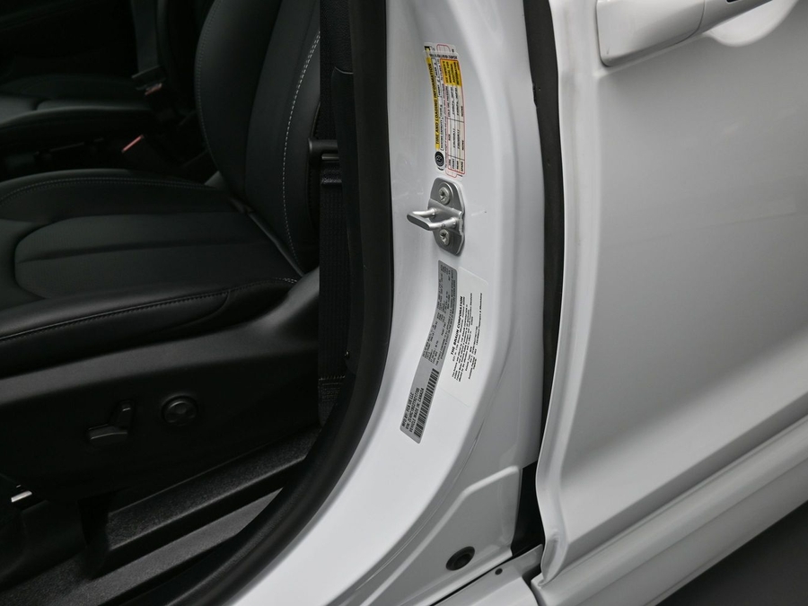 White Chrysler Pacifica image number 13