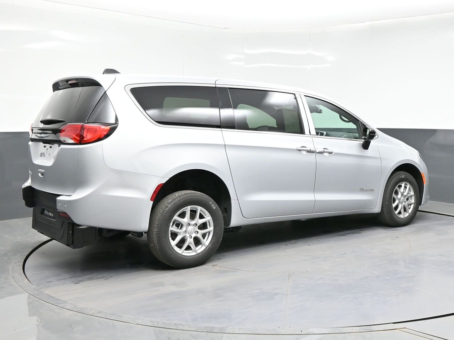 Silver Chrysler Voyager image number 6