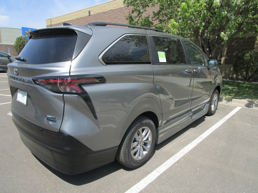 Grey Toyota Sienna image number 4