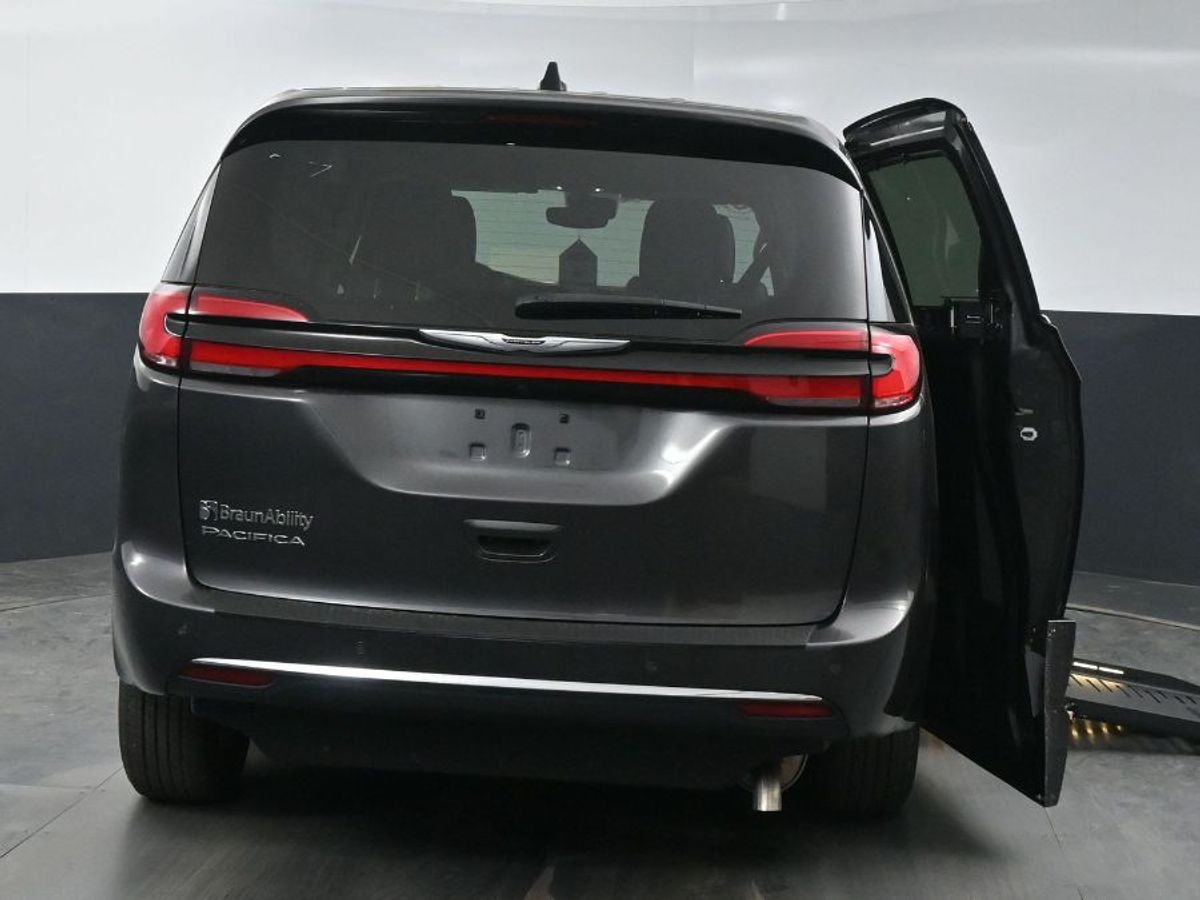 Grey Chrysler Pacifica image number 22