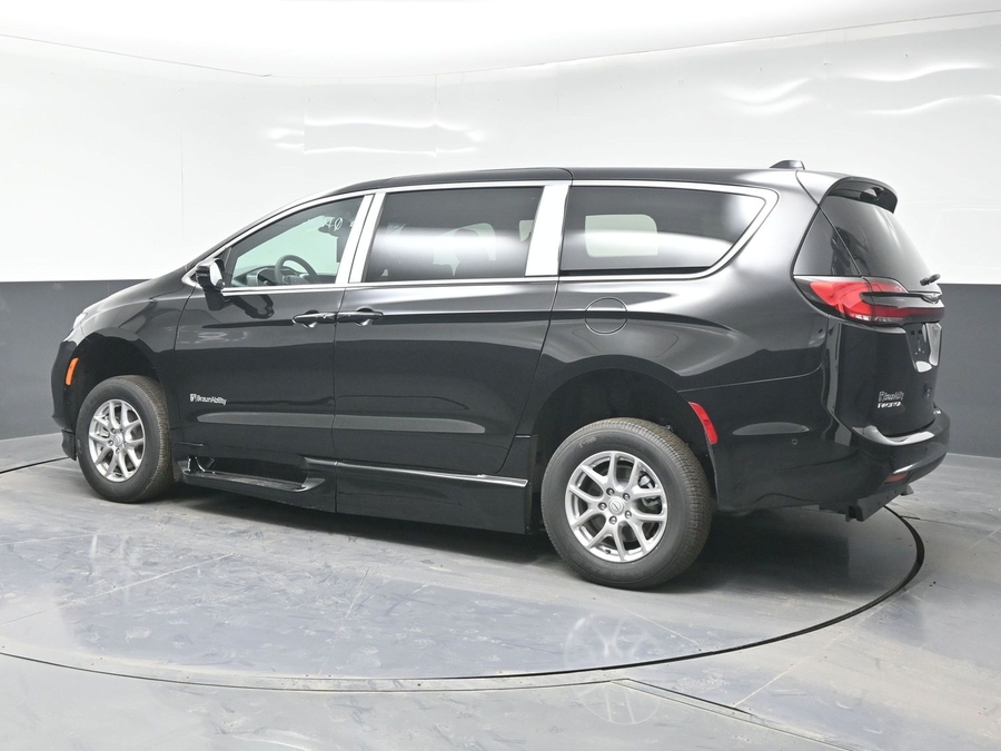 Black Chrysler Pacifica image number 3