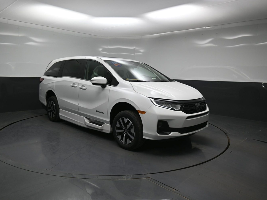 White Honda Odyssey image number 14
