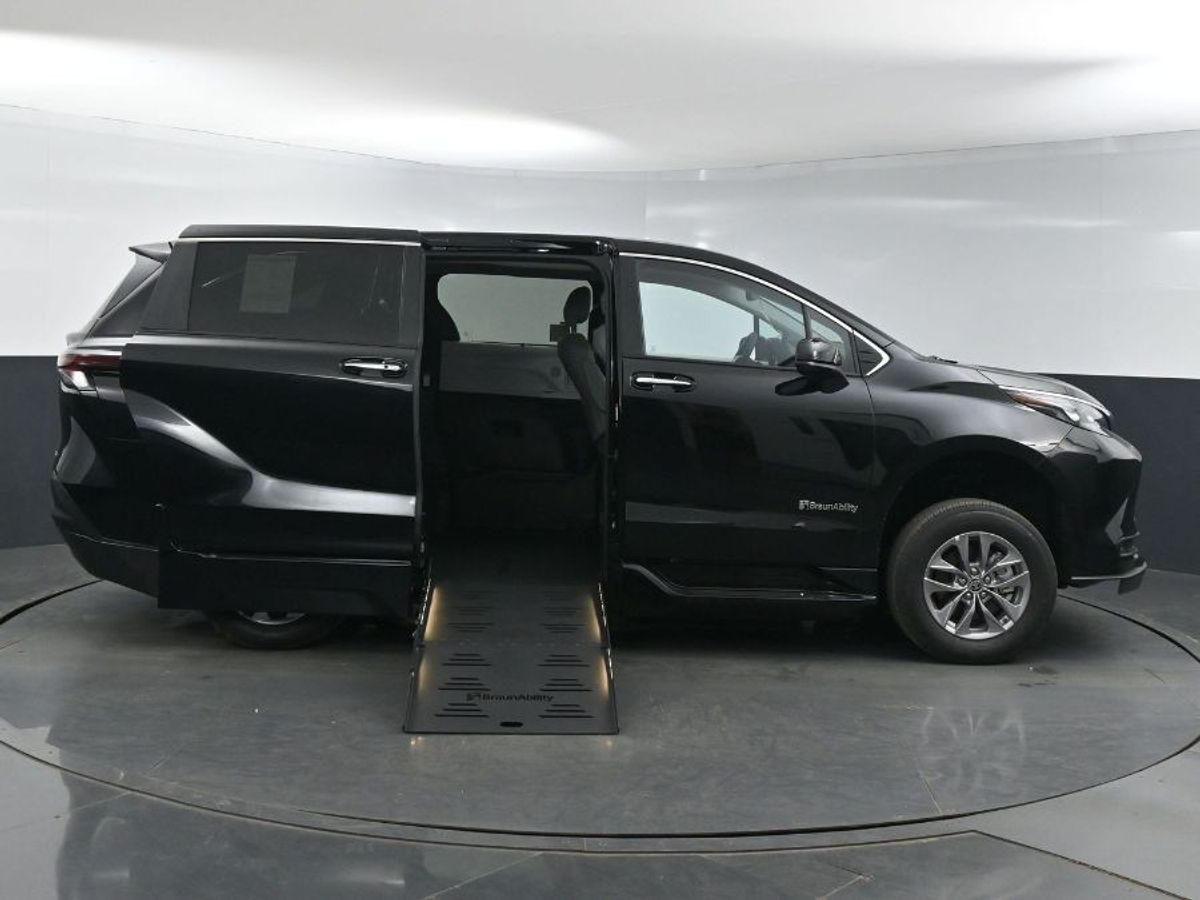 2025 Toyota Sienna XLE's photo