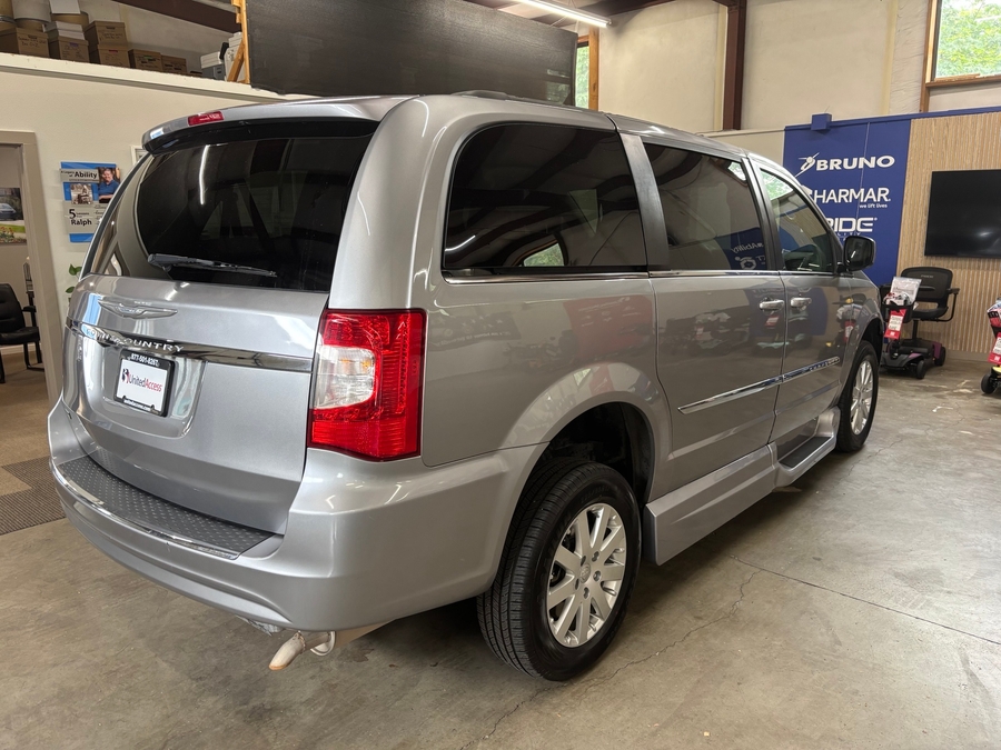 Used 2016 Chrysler Town and Country Touring - VMI Side Entry Entry In Floor Automatic Ramp