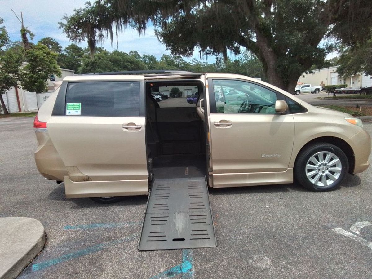 2011 TOYOTA SIENNA - Image 4