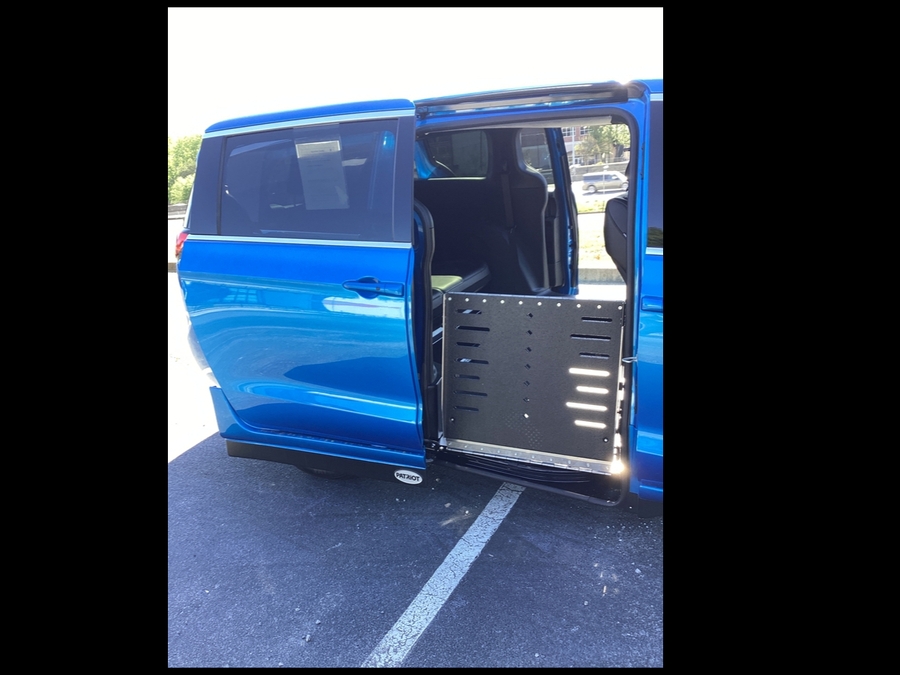Blue Chrysler Pacifica image number 4