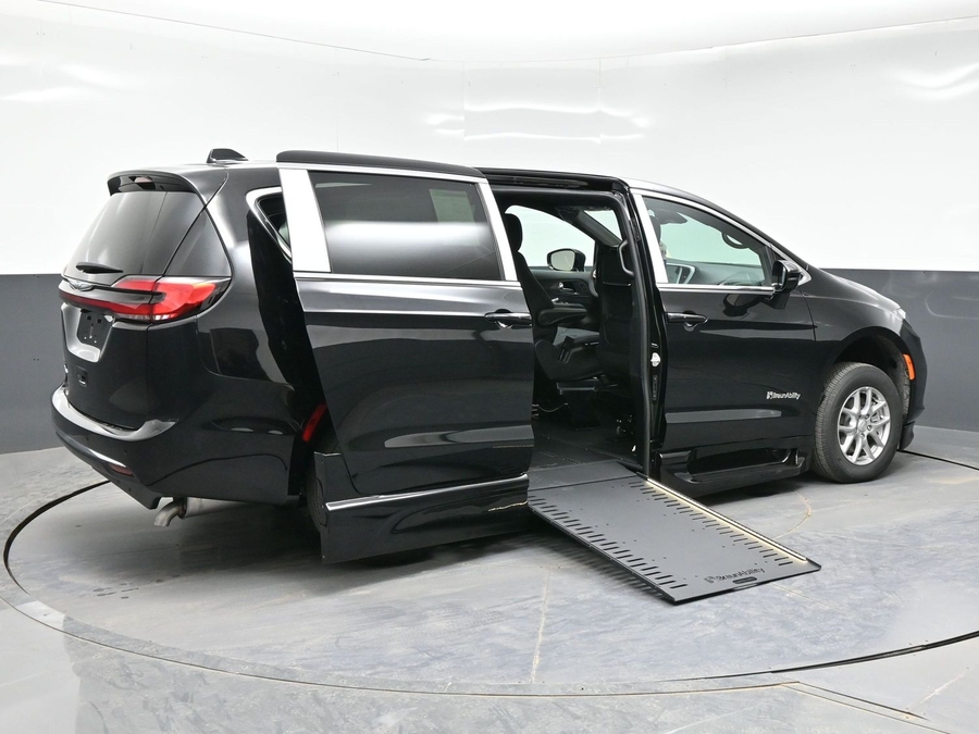 New 2026 Chrysler Pacifica Select Plus - BraunAbility Side Entry Entry In Floor Automatic Ramp