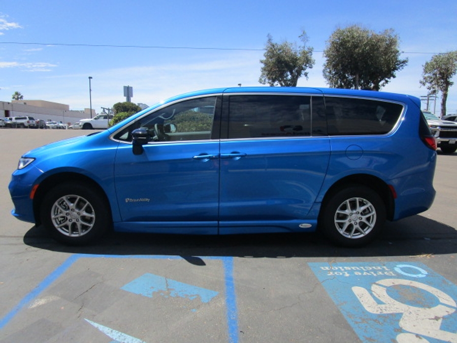 New 2026 Chrysler Pacifica Select Safety - BraunAbility Side Entry Entry Fold Out Automatic Ramp
