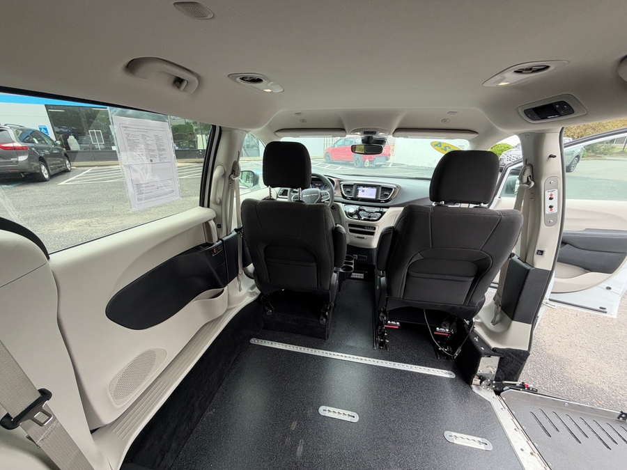 White Chrysler Voyager image number 17