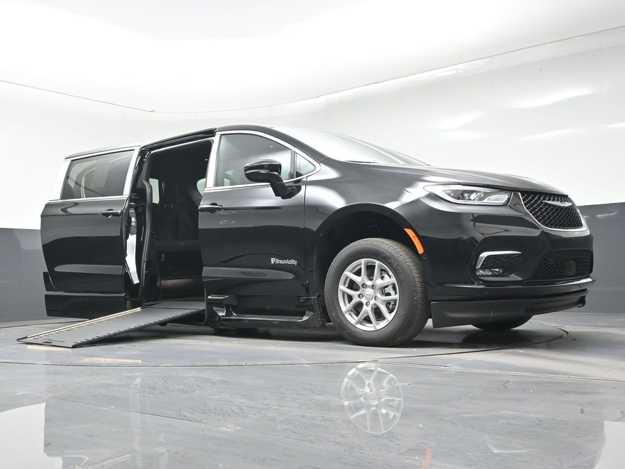 Black Chrysler Pacifica image number 14
