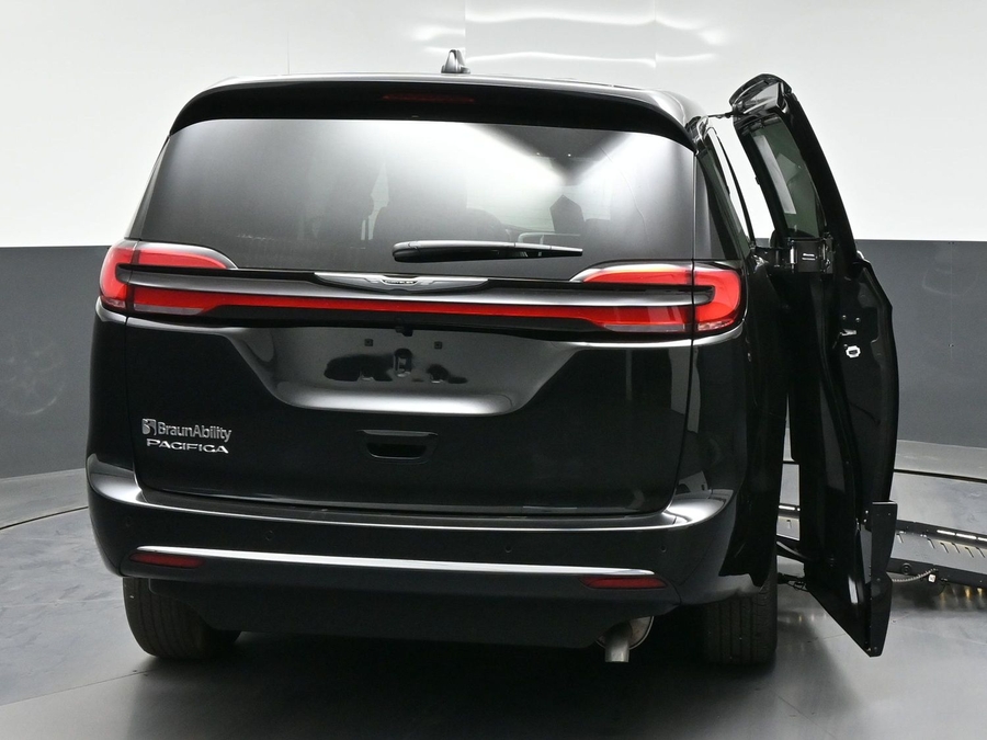 Black Chrysler Pacifica image number 5