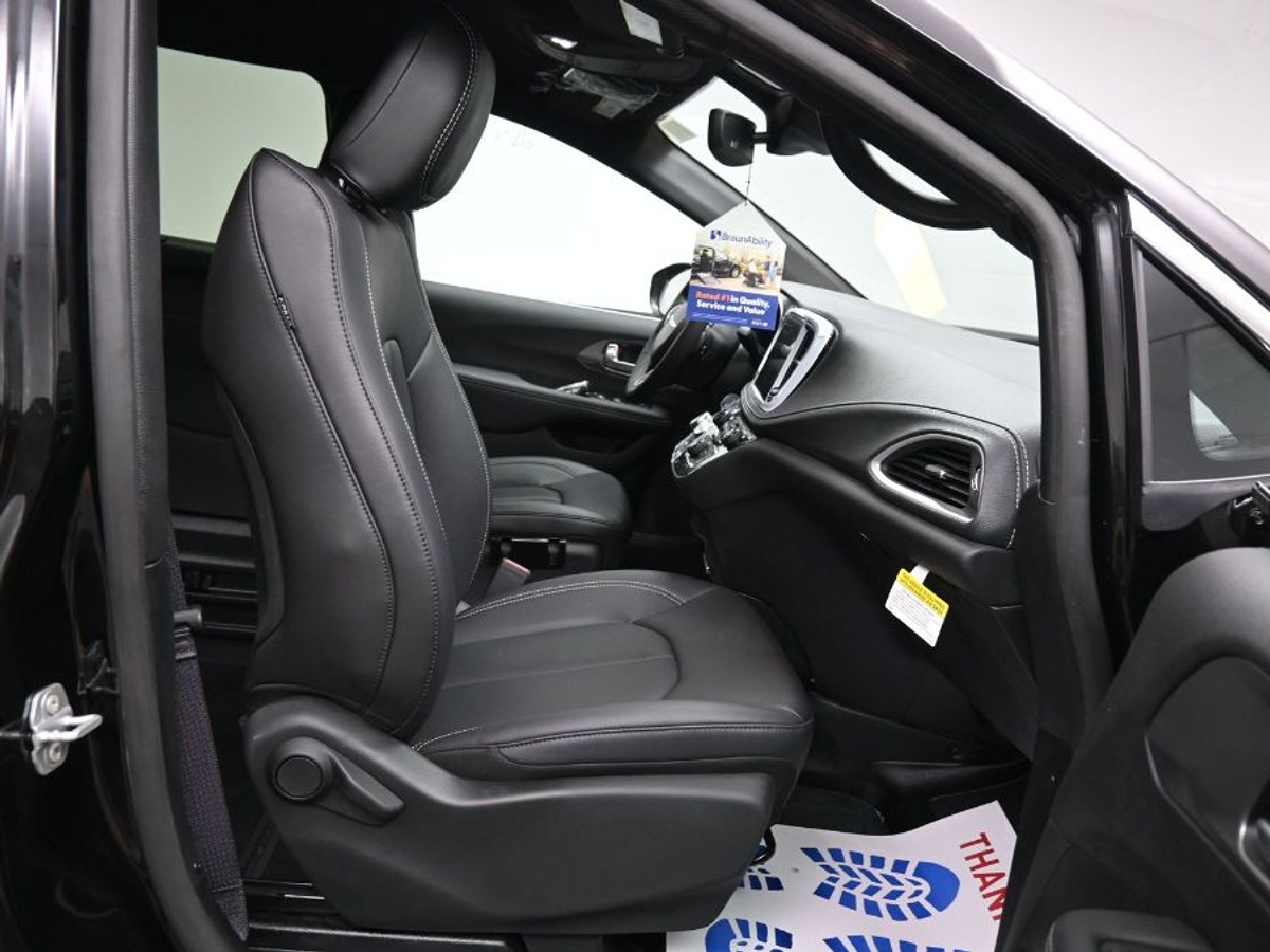 Black Chrysler Pacifica image number 7