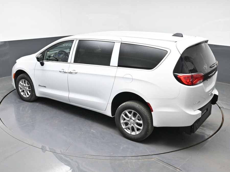 White Chrysler Voyager image number 11