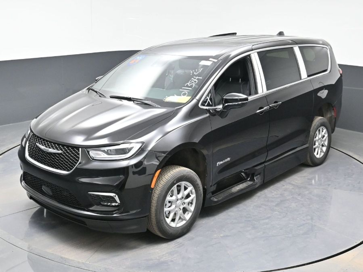 Black Chrysler Pacifica image number 9