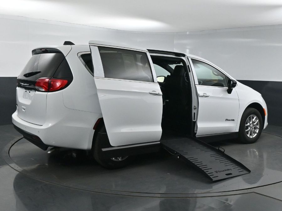 2025 CHRYSLER VOYAGER - Image 8