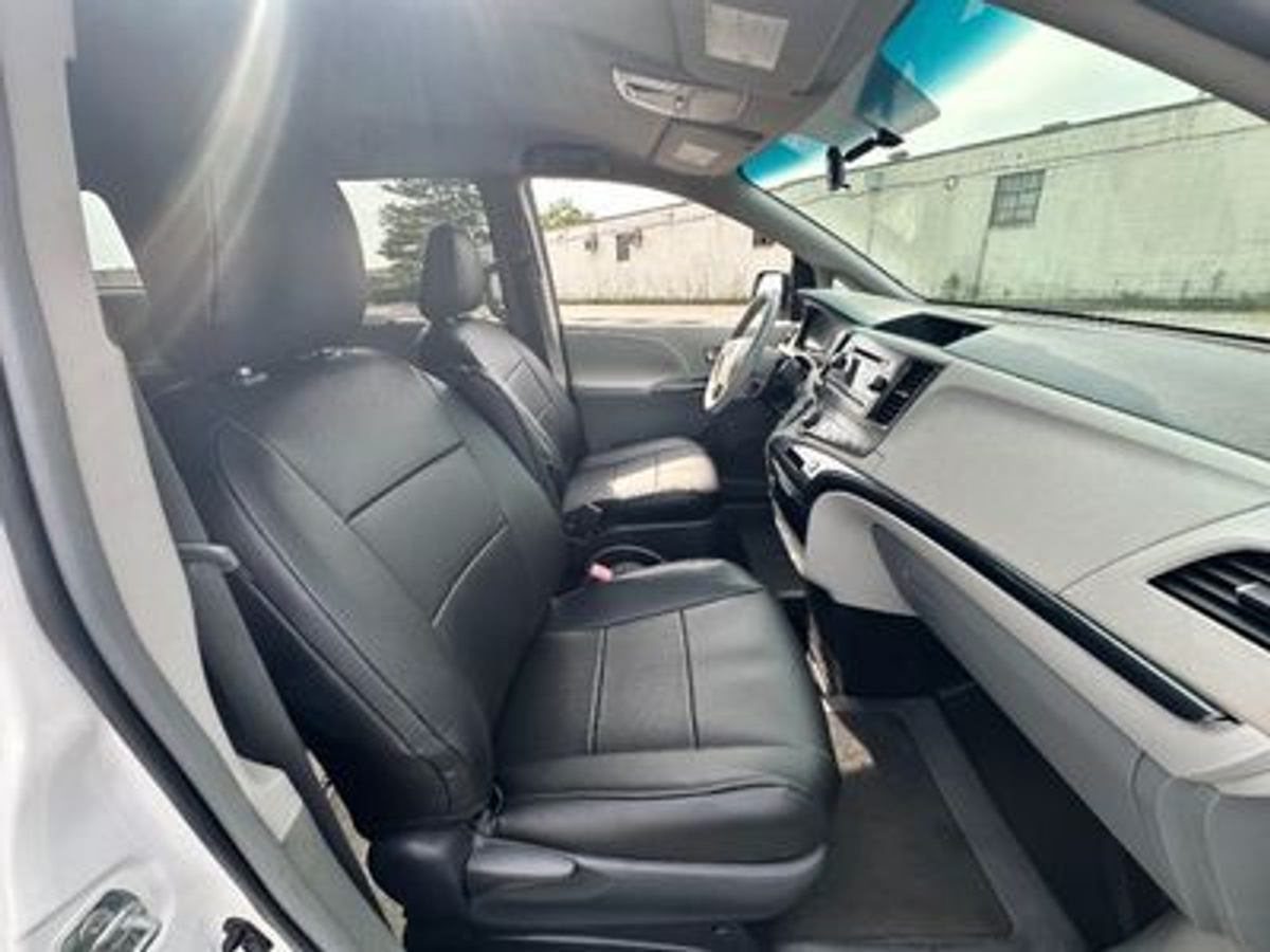 2011 TOYOTA SIENNA - Image 18