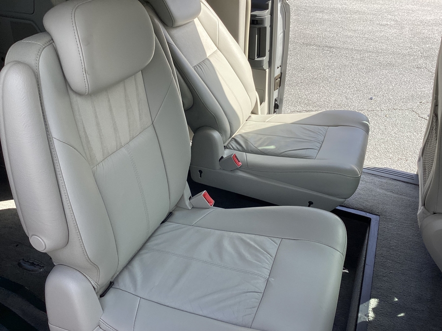  Chrysler Town and Country image number 9