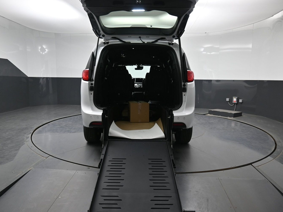White Chrysler Voyager image number 9