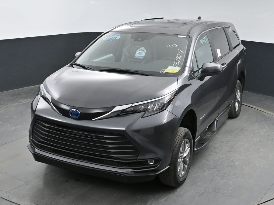 New 2025 Toyota Sienna Hybrid XLE Base - BraunAbility Side Entry Entry In Floor Automatic Ramp