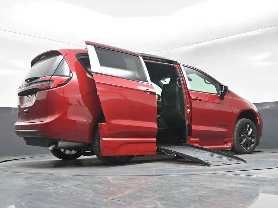 New 2026 Chrysler Pacifica Select Sport - BraunAbility Side Entry Fold Out Automatic Ramp