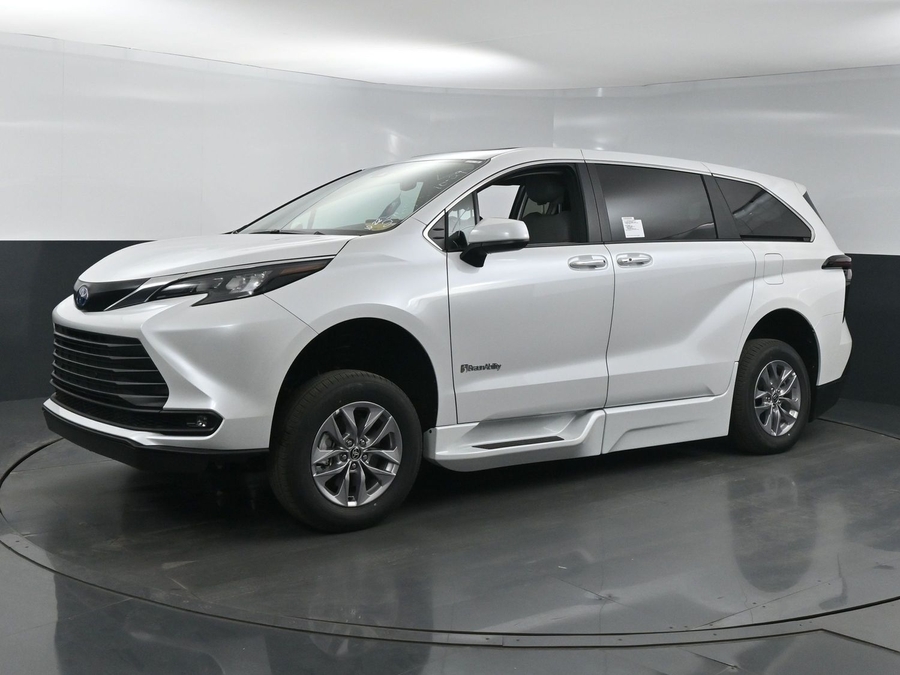 New 2025 Toyota Sienna Hybrid XLE Base - BraunAbility Side Entry Entry Fold Out Automatic Ramp