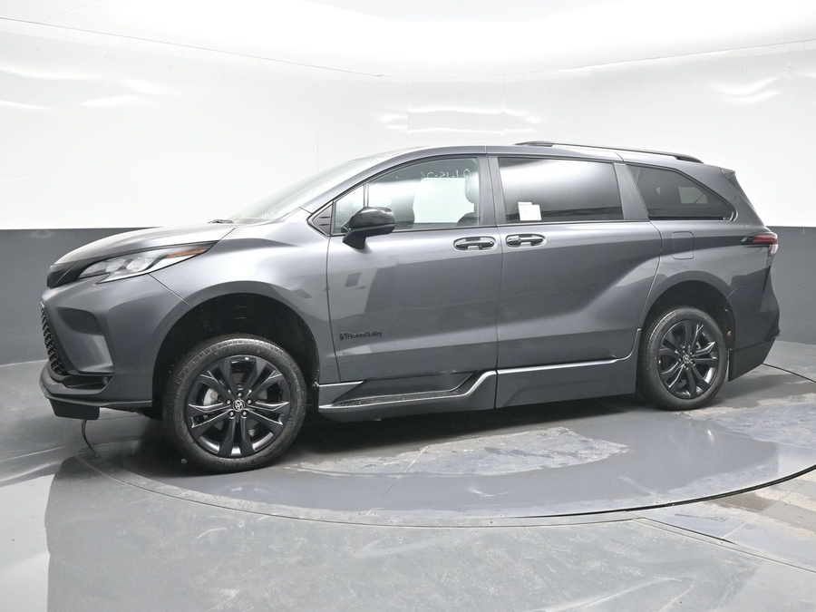 New 2025 Toyota Sienna Hybrid XSE Sport - BraunAbility Side Entry Entry Fold Out Automatic Ramp