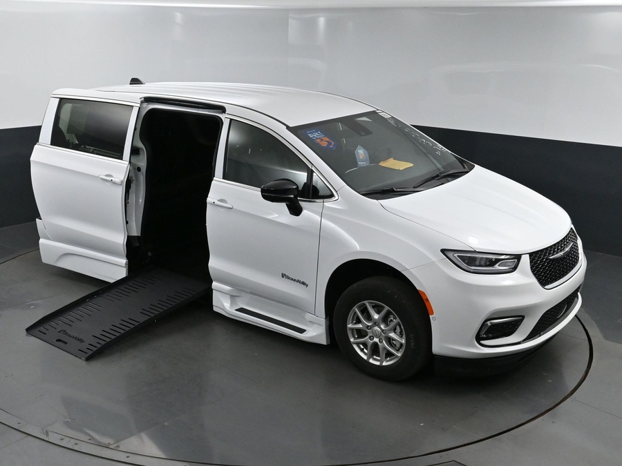 New 2025 Chrysler Pacifica Select Safety - BraunAbility Side Entry Entry Fold Out Automatic Ramp