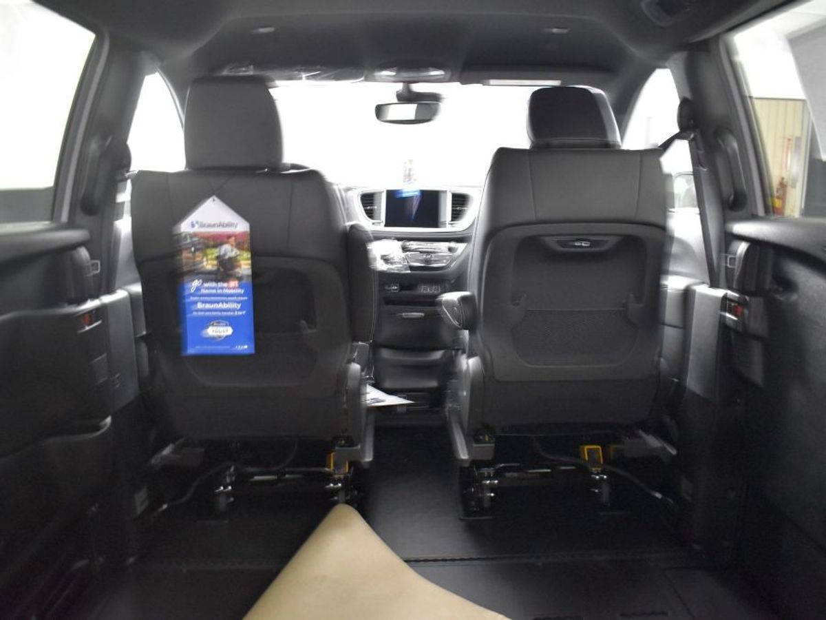 White Chrysler Pacifica image number 14