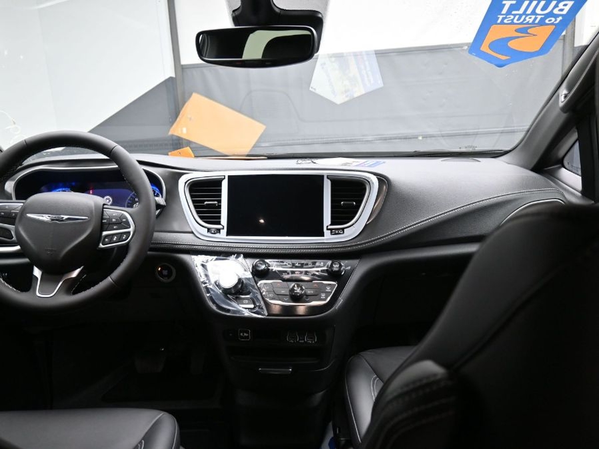 Black Chrysler Pacifica image number 12