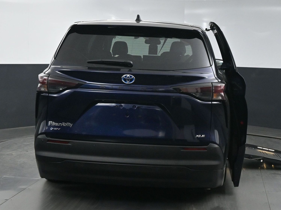 New 2025 Toyota Sienna Hybrid XLE Base - BraunAbility Side Entry Entry Fold Out Automatic Ramp