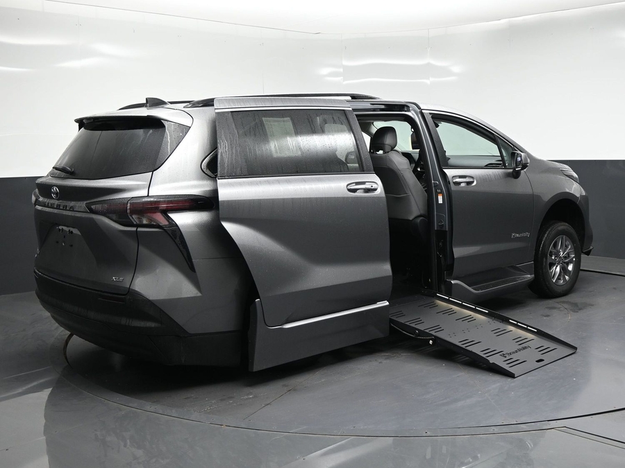 New 2026 Toyota Sienna Hybrid XLE Base - BraunAbility Side Entry Fold Out Automatic Ramp
